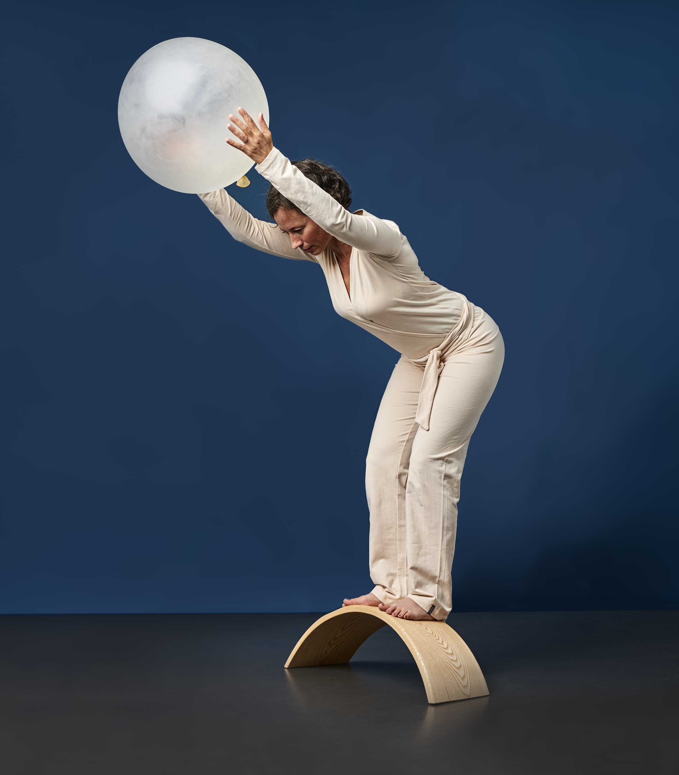 Nicola Schmidt Ombow ballon in Händen Steilhang