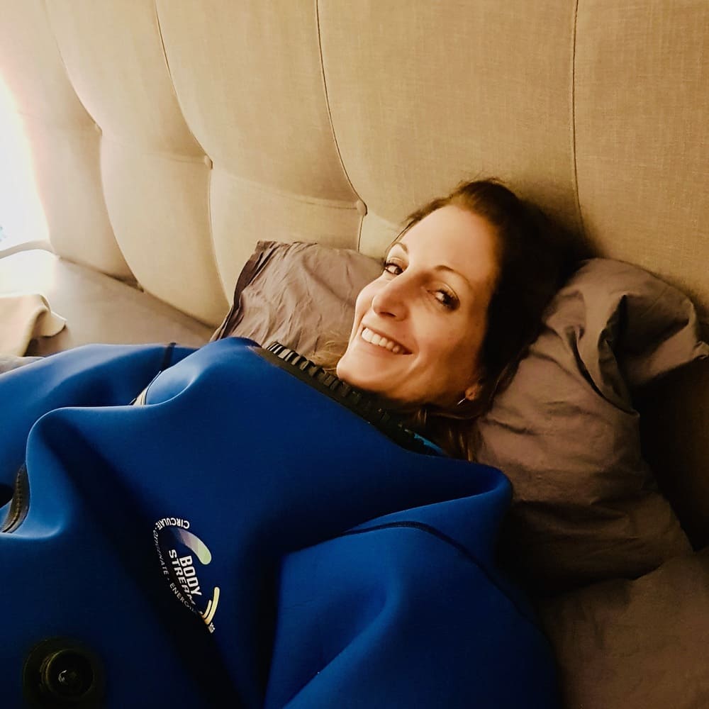 Frau entspannt und glücklich bei Carboxytherapie im BodyStream